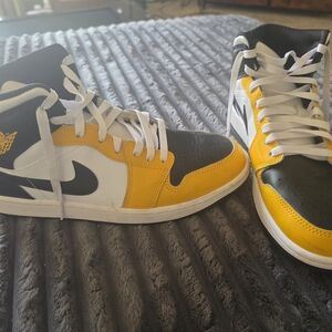 Nike Men's Black, White, and Yellow Sneakers